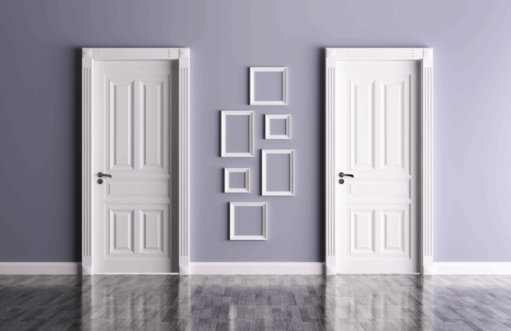 Dwie pary drzwi wewnętrznych ilustrujące artykuł o prawidłowych wymiarach otworu pod ten rodzaj drzwi